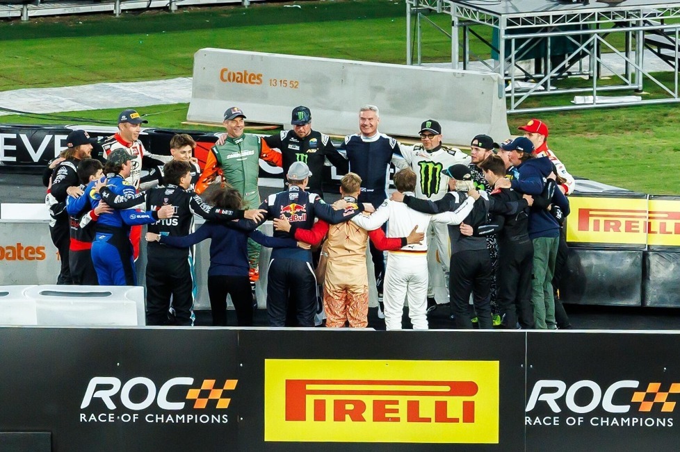 Die Fahrer des Race of Champions 2025 zollten einen emotionalen Tribut für Michael Schumacher - Sie entrollten ein Transparent mit dem Gruß 