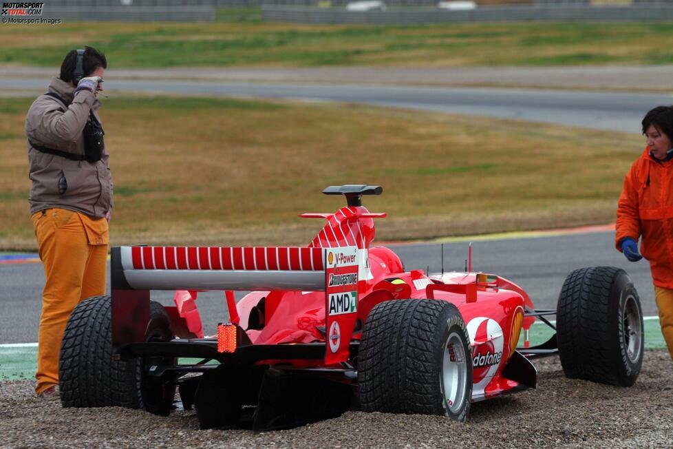 Zwar macht der Italiener auch mit dem Kiesbett Bekanntschaft, ist am Ende aber nur etwa 0,5 Sekunden langsamer als die Bestzeiten von Michael Schumacher und Fernando Alonso.