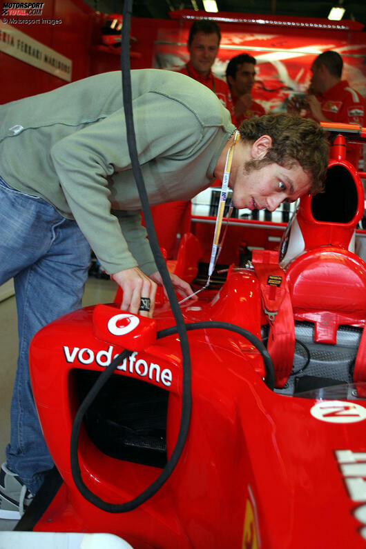 Zweirad-Star Valentino Rossi zeigt schon immer ein reges Interesse an der Formel 1. 2004 besucht er den Saisonauftakt in Melbourne/Australien auf Einladung von Ferrari.
