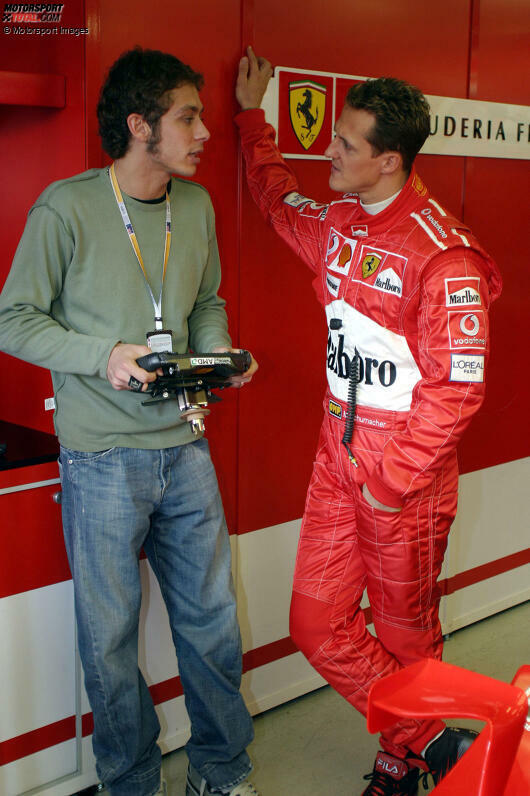 Im direkten Gespräch mit Michael Schumacher hat Rossi Gelegenheit, mehr über die technischen und strategischen Aspekte der Formel 1 zu lernen.