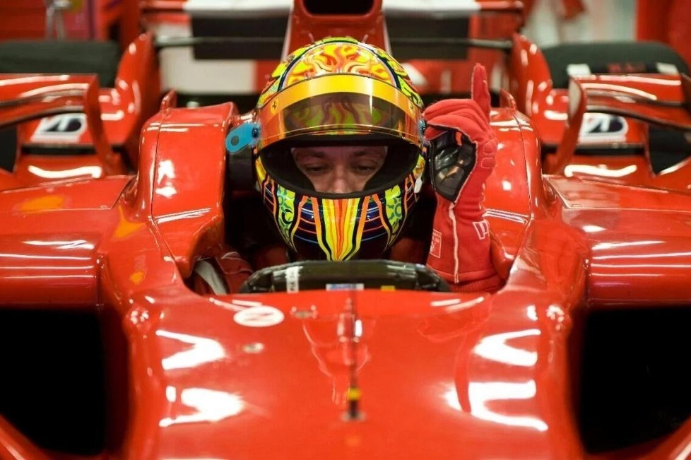 Von zwei auf vier Räder: Valentino Rossis Ausflug in die Formel 1 wäre in den 2000ern beinahe von Dauer geworden, als der Italiener bei Testfahrten mit Ferrari beeindruckte - Wir blicken auf den Flirt der Formel 1 mit dem MotoGP-Star zurück