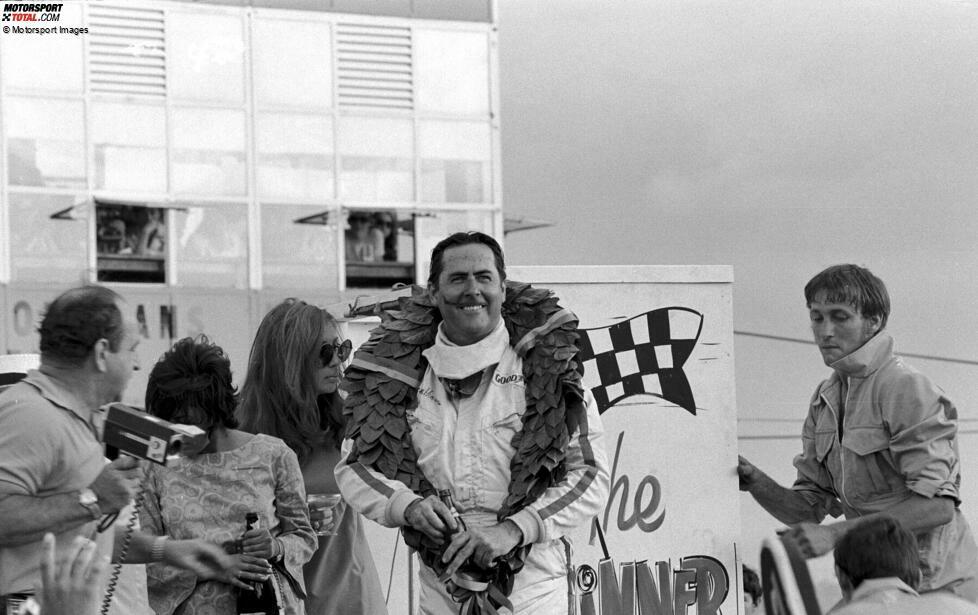 Brabham ist zum Zeitpunkt des Sieges 43 Jahre, elf Monate und fünf Tage alt.
