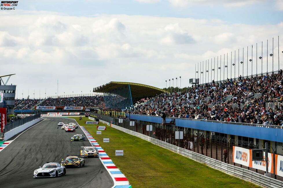 Die DTM ist dreimal im niederländischen Assen unterwegs: Zwischen 2019 und 2021 startet die Serie auf dem TT Circuit, der eigentlich als Rennstrecke aus der MotoGP bekannt ist. Dennoch fährt die DTM vor vollen Tribünen.