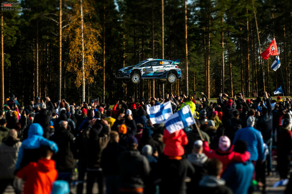 Auch den immensen Federweg moderner Rallye-Boliden kann man bei den Flugeinlagen immer wieder bewundern. Oder schwebt dieser Ford einfach nur über den Zuschauern?