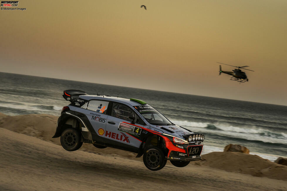 Dieses Motiv eines fliegenden Rallyeautos am Strand von der Rallye Australien macht irgendwie Lust auf Urlaub, oder?