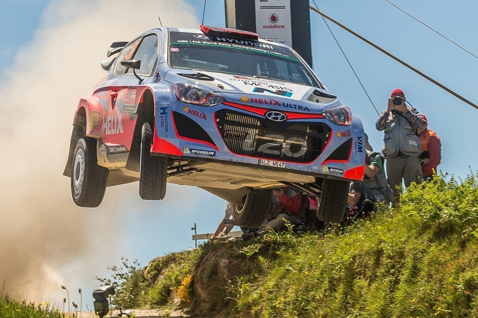 Ob in Finnland, Schweden oder Portugal: Immer wieder fliegen die Piloten der Rallye-WM mit ihren Boliden spektakulär durch die Luft