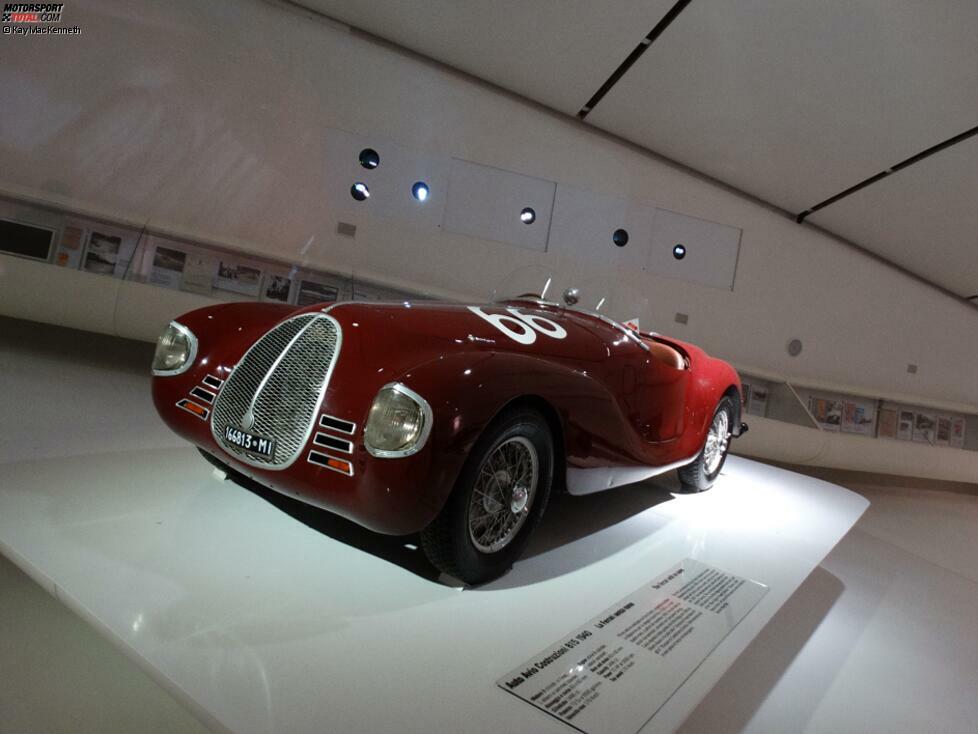 1940 Auto Avio Costruzioni 815
Bis 1938 fuhr Enzo Ferrari mit seinem Werksteam Scuderia Ferrari für den italienischen Hersteller Alfa Romeo. Er gründete Auto Avio Costruzioni. Eigentlich war er vertraglich verpflichtet, fünf Jahre lang keine Rennfahrzeuge zu bauen. Dennoch baute er für die Mille Miglia 1940 den 8-Zylinder Spyder.