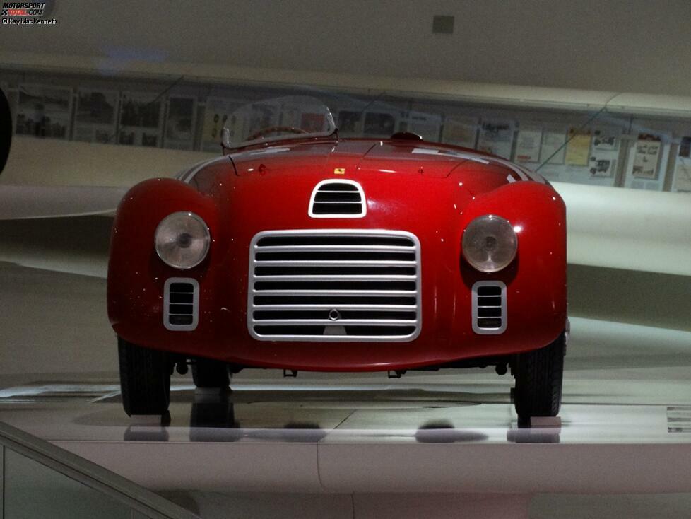 1947 Ferrari 125 S
Anfang 1947 stellte Ferrari das Modell 125 S vor. Der 1,5 Liter V12-Motor wurde von Giocchino Colombo, dem früheren Ingenieur bei Alfa Romeo, entwickelt. Er leistete 118 PS. Dennoch konnten die Fahrzeuge bei Renneinsätzen keine nennenswerten Ergebnisse einfahren.