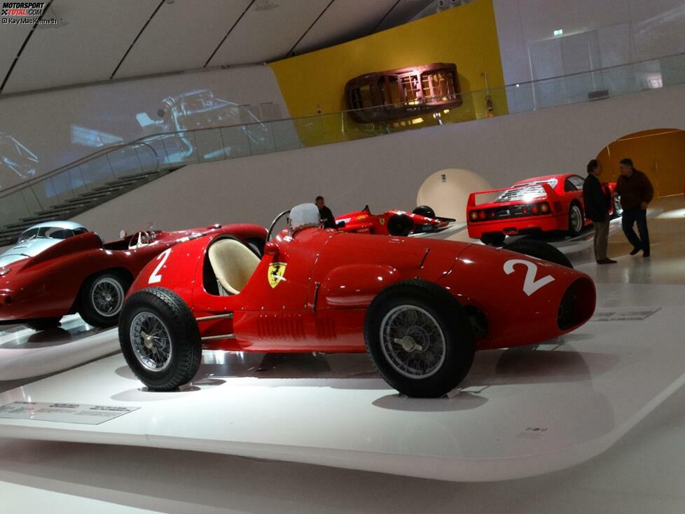 1952 Ferrari Tipo 500 F2
Wegen der großen Nachfrage änderten sich 1952 die Rahmenbedingungen für die Weltmeisterschaftsläufe für Monoposti-Rennwagen. Ferrari reagierte prompt und ließ Aurelio Lampredi einen 500ccm Vierzylinder-Motor für den F2-Einsatz entwickeln.