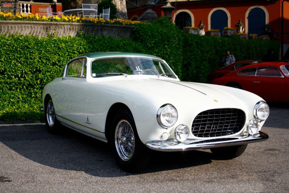 1953 Ferrari 250 GT Europa
Bisher hatte Enzo Ferrari in seiner kleinen Schmiede in Modena nur Rennwagen und Straßenrennwagen gebaut. Nun dachte er auch über Seriensportwagen mit Renngenen nach und brachte als erstes Modell den Ferrari 250GT Europa auf den Markt.