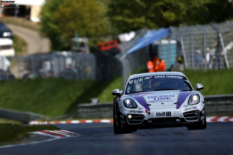 Auch in der V6 durfte Adrenalin Motorsport jubeln: Christian Büllesbach, Andreas Schettler, Carlos Arimon und Nordschleifen-Ass Jürgen Nett triumphierten im Porsche Cayman S.