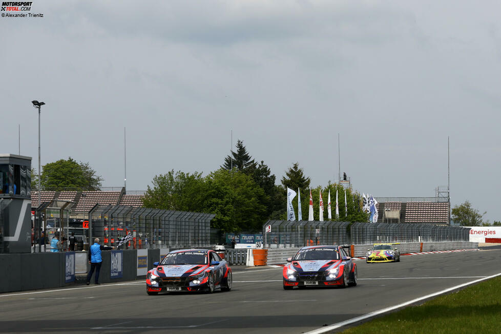 In der TCR-Klasse waren die werksunterstützten Hyundai unschlagbar: Manuel Lauck, Marc Basseng und Mikel Azcona brachten den Hyundai Elantra TCR vor dem Schwesterauto ins Ziel.