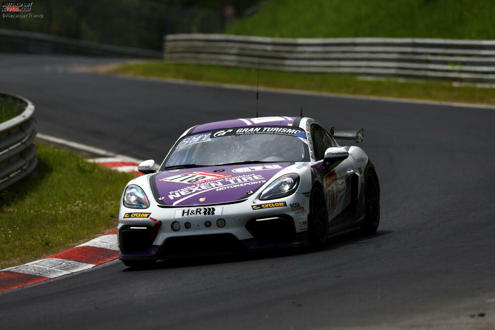 In der SP4T konnte sich der Porsche 718 Cayman von Smyrlis Racing durchsetzen. Die siegreichen Piloten: Fabian Peitzmeier, Guido Heinrich, Teamchef Ioannis Smyrlis Ioannis und Christopher Rink.