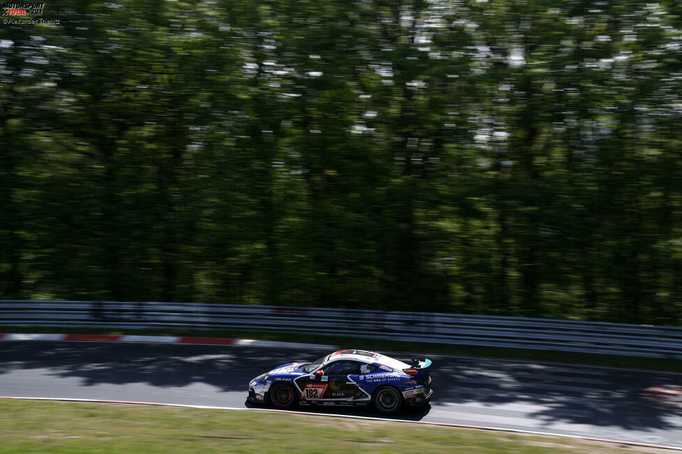 Sorg Rennsport gewinnt mit dem Porsche 718 Cayman GT4 die Cup3-Klasse. Das Trio aus Heiko Eichenberg, Patrik Grütter und Fabio Große hatte allen Grund zum Jubel.