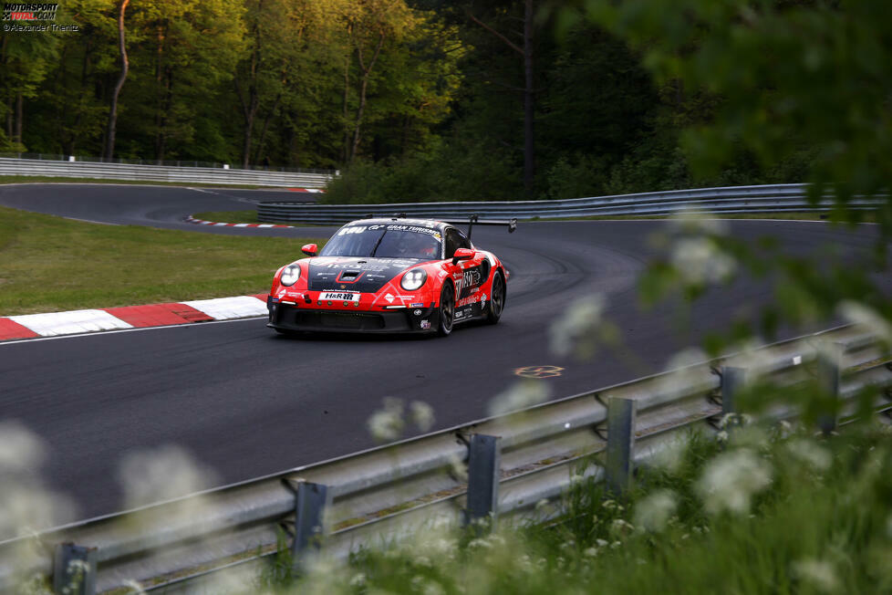 In der hart umkämpften Cup2-Klasse triumphiert Porsche 911 GT3 Cup von KKrämer Racing. Am Steuer des Cup-Renners saßen Teamchef Karsten Krämer, Christopher Brück, Alexey Veremenko und Pseundonym-Fahrer 