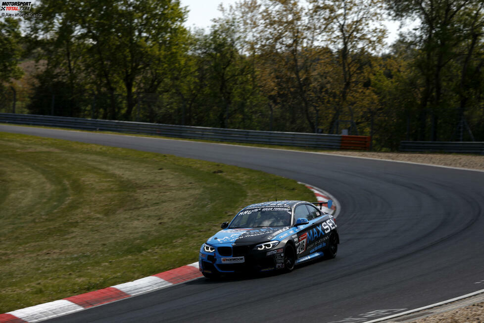 Der BMW M240i Racing Cup von Adrenalin Motorsport gewinnt die BMW-Cup-Klasse, mit Sven Markert, Nils Steinberg, Yannick Fübrich und Stefan Kruse am Steuer.