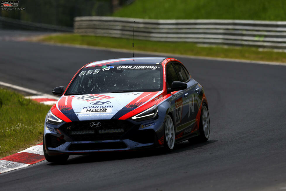 Hyundai setzte auch in der VT2 Front zum Angriff an und feierte einen (fast) ungefährdeten Klassensieg. Marcus Willhardt, Michael Bohrer, Gerrit Holthaus und Tobias Overbeck waren im i30 N der Hyundai Driving Experience am Start.