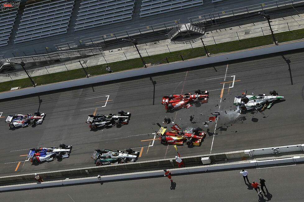 Der Crash des Jahres 2014: Beim Start zum ersten Grand Prix von Indianapolis würgt Polesetter Sebastian Saavedra seinen KV-Chevy ab. Es gibt mächtig Kleinholz, zig-Autos werden verwickelt.