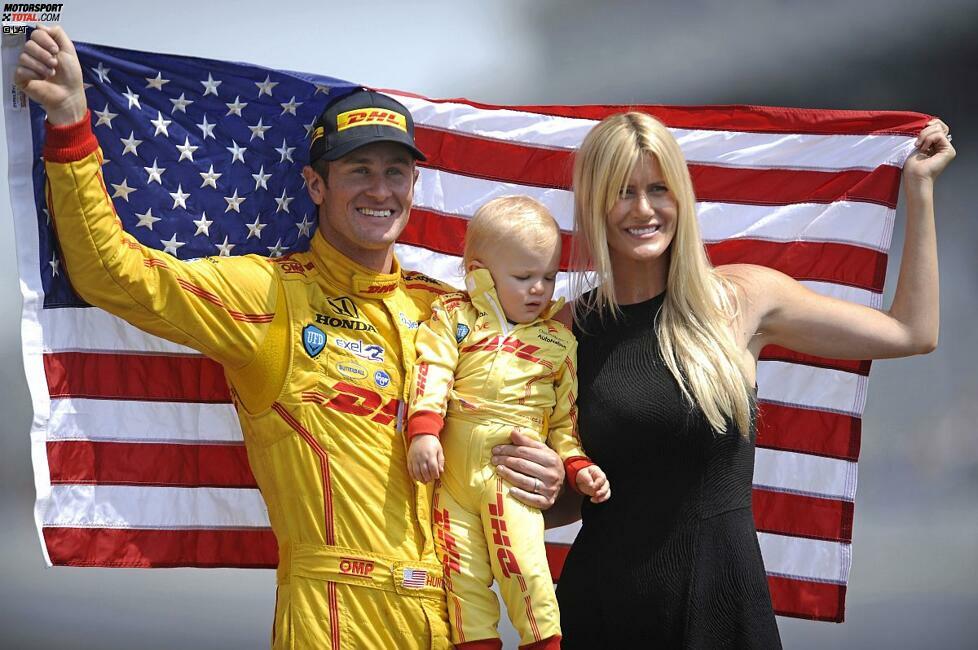 Ein hochspannendes Indy 500 gewinnt Ryan Hunter-Reay, der sich hier mit Frau Becky und Sohnemann Ryden feiern lässt.