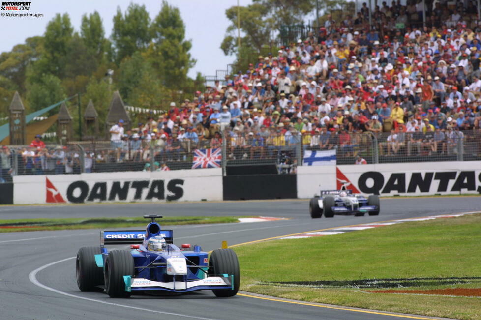 Nach dem Rückschlag in den späten 1990ern setzte Sauber 2001 auf junge Fahrer wie Nick Heidfeld und den Debütanten Kimi Räikkönen. Beim Saisonauftakt in Melbourne beeindruckten beide, Heidfeld wurde Vierter, Räikkönen Sechster. Sauber holte den vierten Platz in der Konstrukteurswertung.