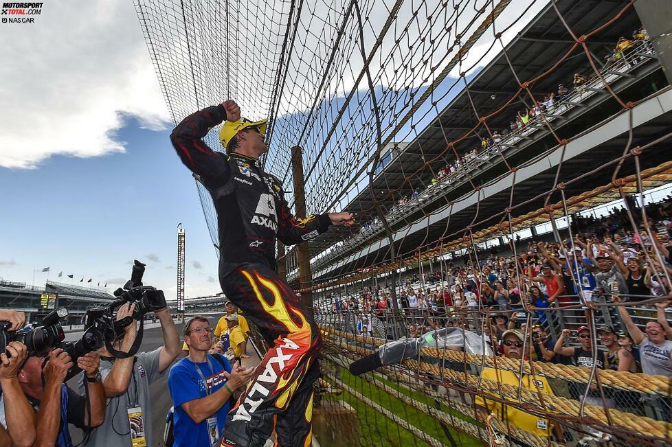 In Indianapolis meldet sich Jeff Gordon eindrucksvoll zurück: Chase-Qualifikation und Turnübungen am Zaun - ala Spidermen Tony Stewart und Helio Castroneves.