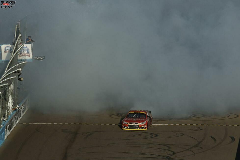 Das schafft Kevin Harvick in Phoenix eindrucksvoll. Joey Logano ist ein logischer Begleiter in die Final-Four, aber Denny Hamlin und vor allem Ryan Newman sind faustdicke Überraschungen.