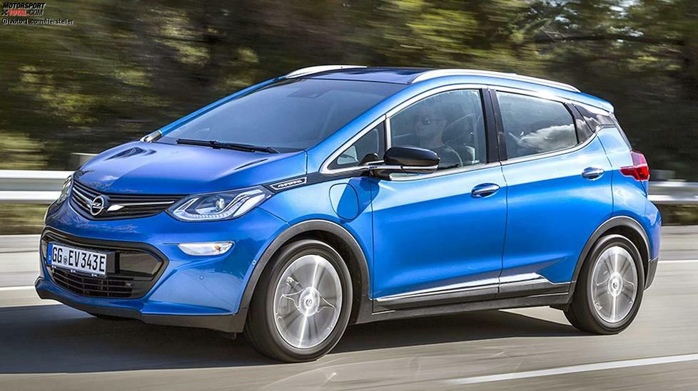 Opel sorgte mit den 400 Kilometer Reichweite seines knapp 40.000 Euro teuren Elektroautos Ampera-e für Aufsehen. Doch der Ampera-e ist im Prinzip ein umgelabelter Chevrolet Bolt und genau hier liegt das Problem. Die Amis behalten den Großteil ihrer Produktion für sich, Opel kriegt trotz hoher Nachfrage kaum Autos nach Europa. Andere Möglichkeiten (teil-)elektrisch mit Blitz im Grill zu fahren, gibt es derzeit nicht.