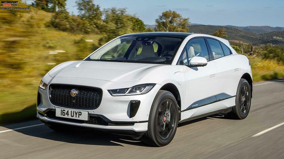 Lange war bei den Briten in Sachen Elektro- und Hybridantriebe absolut tote Hose. Doch im Sommer 2018 startete der I-Pace. Für 77.850 Euro bekommt man ein stattliches Coupé-SUV mit einer beeindruckenden (und endlich auch alltagstauglichen) WLTP-Reichweite von 470 Kilometer. Kurz danach stellte JLR dann noch Plug-in-Versionen des Range Rover und Range Rover Sport vor.