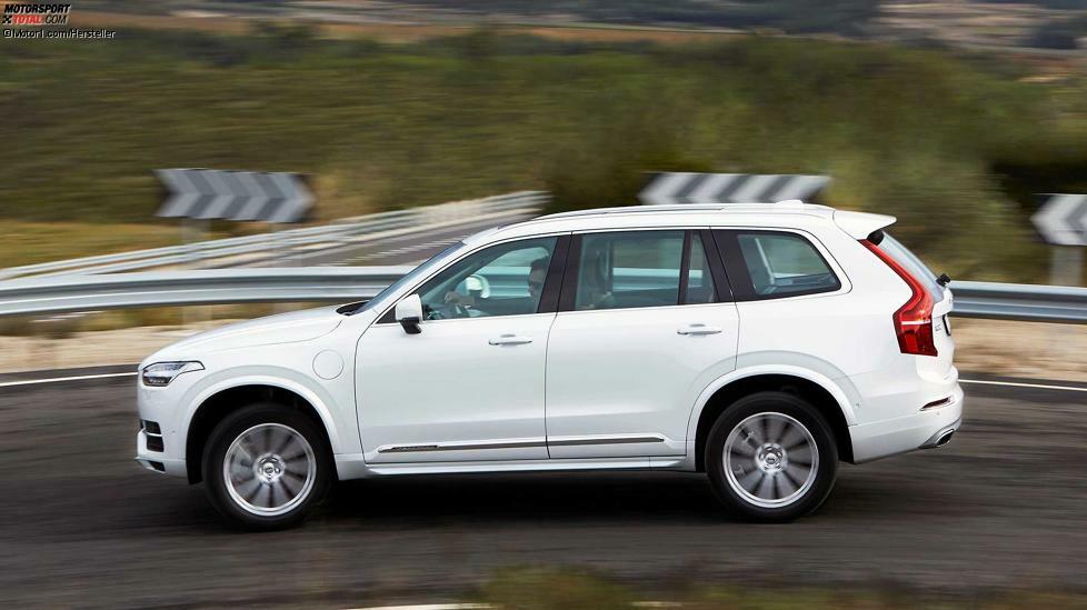 Im Moment setzen die Schweden voll auf den Plug-in-Hybrid. Die Kombi aus bis zu 320 PS starkem 2,0-Liter-Vierzylinder und 87-PS-E-Motor gibt es im XC60, XC90 und S/V90. Die elektrische Reichweite gibt Volvo mit etwa 40 Kilometer an.