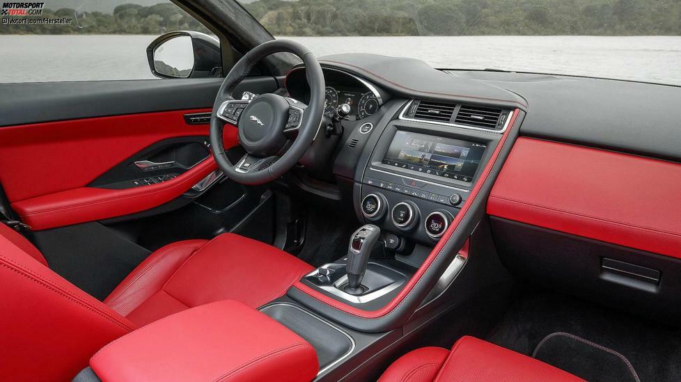 Das Cockpit des E-Pace sieht ziemlich gut aus, es liegt mindestens gleichauf mit dem Fahrerplatz im neuen Q3, finden wir. Schade nur, dass es der schicke Drehknopf zur Bedienung des Automatikgetriebes (bekannt aus dem F-Pace und anderen Modellen) nicht in den E-Pace geschafft hat.