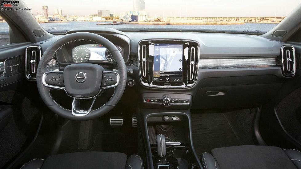 Was das Cockpit angeht, so zeigt sich der XC40 von seiner besten Seite. Der Hochkant-Monitor ist nicht jedermanns Sache, aber schick sieht der Arbeitsplatz schon aus, oder? Auch ein Instrumentendisplay kann der Volvo vorweisen. Dieses ist allerdings nicht konfigurierbar, es gibt nur eine einzige Ansicht. Auch die Navigationskarten sind lang nicht so schön wie die Google-Earth-Ansichten bei Audi.