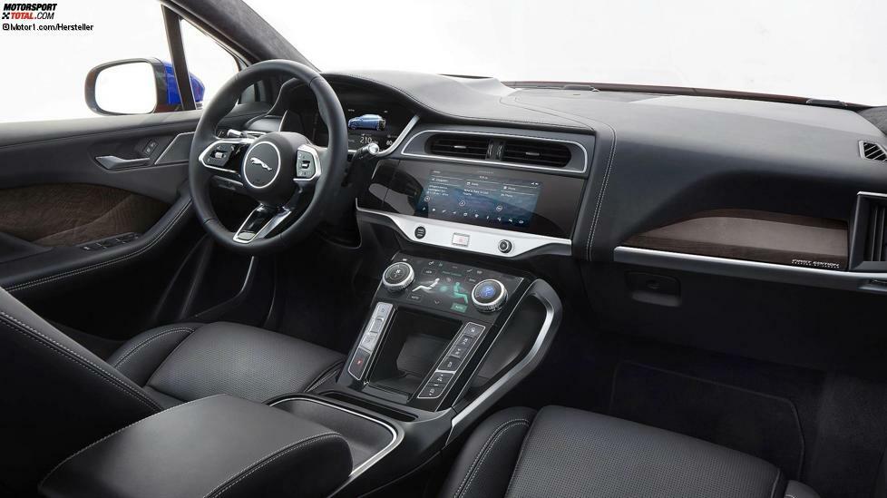 Das Jaguar-Cockpit wirkt sehr aufgeräumt und nobel, die Integralsitze sind auffällig sportlich gehalten. Auch Jaguar setzt jedoch auf ein Instrumentendisplay, es ist mit 12,3 Zoll sogar größer als beim EQC, bei dem 10,25 Zoll reichen müssen. Da der I-Pace schon seit Sommer 2018 auf dem Markt ist, gibt es für ihn auch schon einen Preis: Los geht es bei etwa 78.000 Euro.