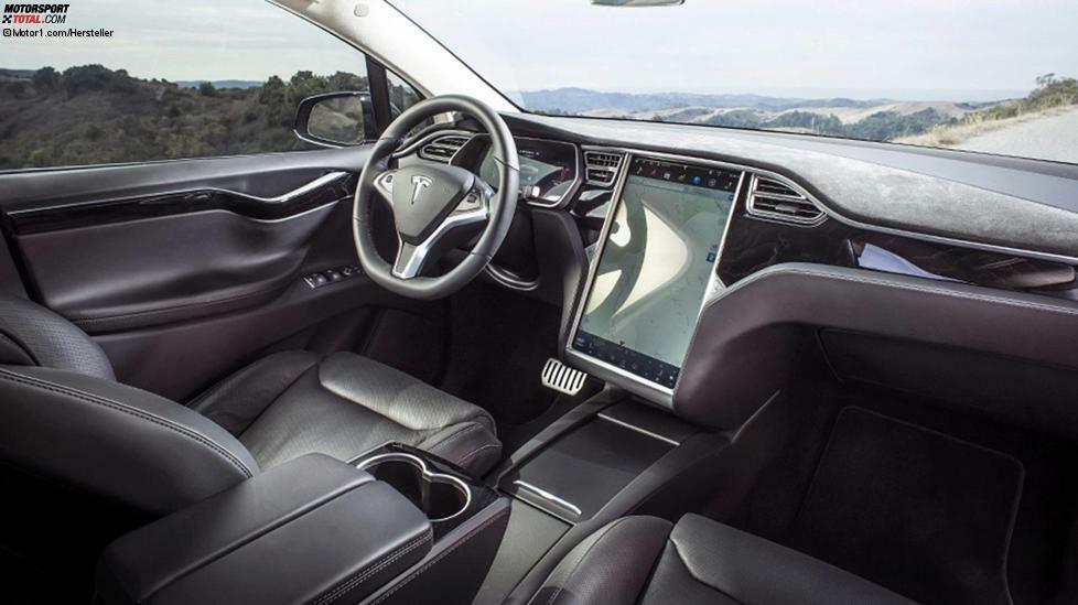 Im Cockpit des Model X fällt zu allererst der riesige Hochkant-Monitor auf. Das 17-Zoll-Display ist aus dem Model S bekannt. Von der Limousine bekannt ist auch die Aufteilung des Kofferraums: Der Stauraum im Heck bietet 745 Liter Platz und lässt sich durch Umklappen der Sitze bis auf 1.645 Liter vergrößern. Dazu kommt ein 