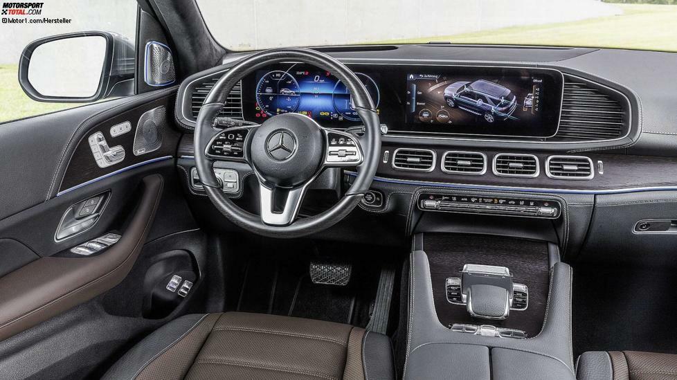 Im Cockpit kann der Mercedes nun mit zwei riesigen 12,3-Zoll-Displays angeben. Auch der neue X5 hat zwei Monitore in exakt derselben Größe. Auch der Q7 hat ein 12,3 Zoll großes Instrumentendisplay (Virtual Cockpit). Das größte Infotainment-Display (MMI Navigation plus) misst hier jedoch nur 8,3 Zoll. Hier liegen Mercedes und BMW vorne.