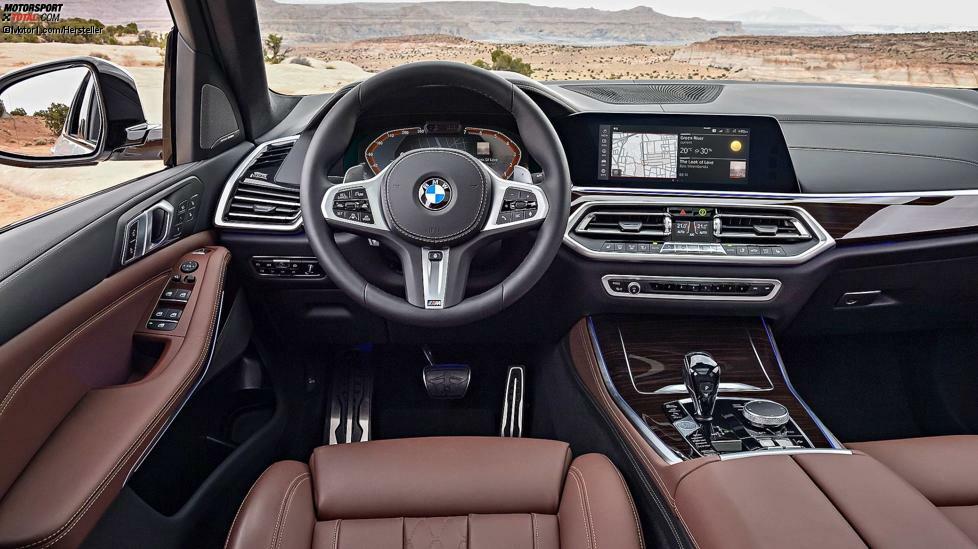 Der neue X5 erhält ein ganz neues Instrumentendisplay. Ob es gefällt oder nicht, ist wohl Geschmackssache, auf uns wirkt es reichlich futuristisch und ungewohnt. BMW geht hier von den runden Skalen ab und zeigt statt dessen halbkreisförmige Instrumente. Unser persönliches Fazit: Das Cockpit von Mercedes ist am schönsten.