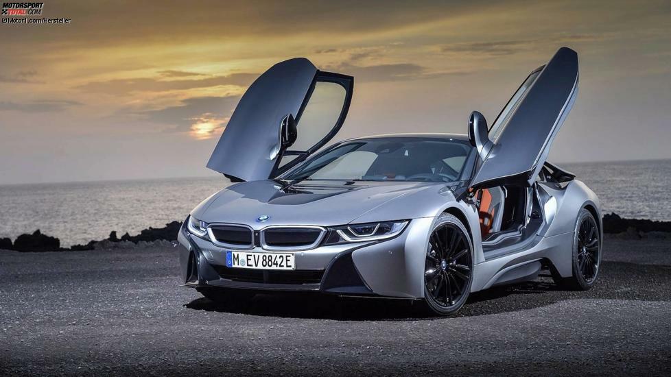 BMW i8: Bei dem Hybrid-Supersportwagen von BMW stammt ein Großteil des Designs und der Technologie von der Studie. Der Plug-in-Hybridantrieb ermöglicht 55 Kilometer elektrische Reichweite, die Leistungsdaten kommen einem BMW M4 nahe: Die 374 PS ermöglichen einen Tempo-100-Sprint in 4,4 Sekunden, Höchstgeschwindigkeit liegt bei 250 km/h.
