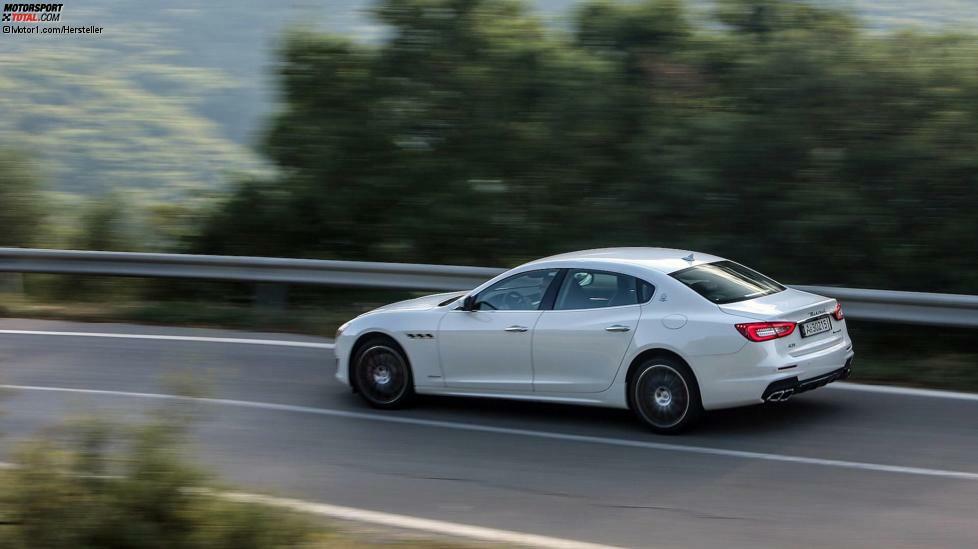 Wie gesagt, hier soll es möglichst italienisch zugehen. Und sportlich. Wer es dazu noch extrem gediegen und langstreckentauglich mag, wird am Maserati Quattroporte GTS kaum vorbeikommen.
Mit 5,26 Meter Länge ist er ein ganz schönes Boot, allerdings sorgt sein 3,9-Liter-Ferrari-V8 mit 530 PS für reichlich Emozioni. Und: Mit 161.500 Euro kostet er nur knapp mehr als die Hälfte des Delta Futurista.