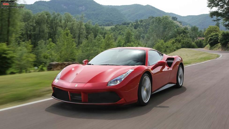 Was Fahrspaß und die Leichtigkeit des Sportwagen-Seins betrifft, gibt es wohl nichts besseres als den 488 GTB. Bei knapp 230.000 Euro geht es los mit dem 700-PS-Mittelmotor-Meister. Der Spider ist etwa 25.000 Euro teurer. Natürlich könnte man es auch mit dem nochmals geschärften 488 Pista probieren: er kostet 296.000 Euro. Ohne Optionen.