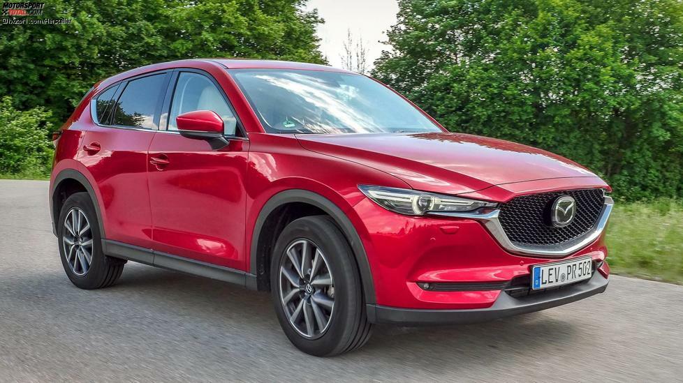 Der CX-5 ist mit 4,55 Meter ähnlich lang wie der Kuga. Auch der Mazda kann beim Stauraum in fünfsitziger Konfiguration nicht mit dem Tiguan mithalten (506 Liter). Optisch tut sich der CX-5 durch ein schickes Design und eine wunderbare rote Lackierung hervor. Eine weitere Besonderheit ist der Verzicht auf Turbobenziner. Die angebotenen Saugbenziner sind mit 165 und 194 PS sehr leistungsstark, aber eher drehmomentschwach. Alternativ gibt es Diesel mit 150 und 184 PS. Für alle Versionen wird Allradantrieb angeboten, teils ist er serienmäßig. Die Preise beginnen bei 25.490 Euro (165-PS-Benziner). Hier lesen Sie einen Test.