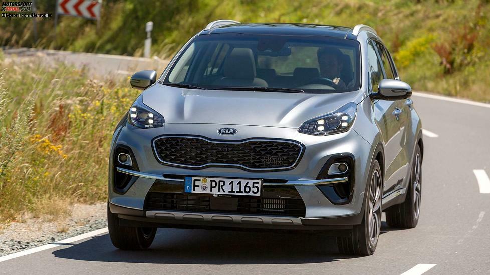 Der Sportage ist bis auf ein paar Millimeter genauso lang wie das Schwestermodell Tucson, der Kofferraum ist nur ein paar Liter kleiner. Auch die Motoren sind die gleichen: ein Saugbenziner als Basis, ein 177-PS-Turbobenziner sowie drei Diesel. So verwundert es nicht, dass auch der Basispreis ähnlich ist: 22.490 Euro, also rund 500 Euro weniger, als der Basis-Tucson kostet.