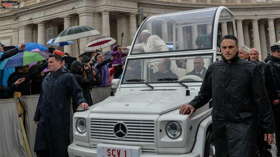 Anders als bei diversen anderen Themen erlebte die vatikanische Garage seit der Ankunft von Papst Franziskus keine Revolutionen. Zu Beginn seiner Amtszeit benutzte der Pontifex für offizielle Amtshandlungen einen Volkswagen Phaeton. Dieser wurde später - ganz bescheiden - durch einen Ford Focus ersetzt.
Als Papamobile kommen bei den Veranstaltungen auf dem Petersplatz vor allem zwei gepanzerte Fahrzeuge zum Einsatz: Ein G 500 befindet sich seit 2007 im Fuhrpark, ein ML 500 seit 2012. Bei längeren Reisen werden die Fahrzeuge zusammen mit allerlei Ausrüstung auf Spezialflugzeugen transportiert. Das ist jedoch auch nicht immer der Fall, da es eigene Fahrzeuge für den Papsttransport in den Ländern gibt, in denen die Papstbesuche besonders häufig stattfinden. Eine spezielle Abteilung der Schweizer Garde überprüft jedes Auto regelmäßig vor dem Einsatz.