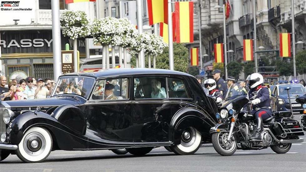 Wenn wir über seine Majestät König Felipe VI. sprechen, müssen wir zwischen den Autos unterscheiden, die im Besitz der Guardia Real Maintenance Unit sind, und denen, die der Monarch tagtäglich einsetzt und für die die Casa Real verantwortlich ist. Unter ersteren befinden sich unzählige historische Fahrzeuge, darunter einige Unikate von Herstellern wie Rolls-Royce oder Mercedes-Benz (in den meisten Fällen aus der alten Sammlung von Francisco Franco). Ein Beispiel ist das Rolls-Royce Phantom VI Cabriolet, das er 2014 für seine Krönung nutzte. Bereits sein Vater König Juan Carlos I. hatte es 1975 so gehalten.
Die Casa Real hingegen hat zahlreiche Verträge und Vereinbarungen mit verschiedenen Herstellern wie Volvo, Mercedes-Benz, Audi oder Lexus. Obwohl es einen Vertrag zu geben scheint, nach dem der König bis 2020 einen Lexus RX 450h nutzen soll, erschien er im neuesten Video, das von der Casa Real anlässlich seines 50. Geburtstages veröffentlicht wurde, mit einem Audi RS 6, den er offenbar privat fährt.