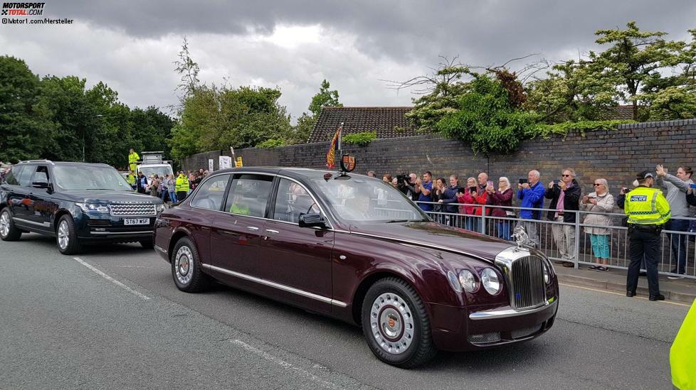 Ihre Majestät Königin Elisabeth II. cruist im vielleicht berühmtesten Beispiel eines modernen, von Hand gebauten Autos herum. Die von Bentleys Spezial-Abteilung Mulliner gefertigte Staatslimousine der Queen wurde anlässlich des 50. Jahrestages ihrer Thronbesteigung gebaut. Basierend auf dem Bentley Arnage hat die Staatslimousine einen verlängerten Radstand, eine breitere Spur und ein höheres Dach. Das erlaubt Ihrer Majestät die im 90-Grad-Winkel rückwärts öffnenden Türen praktisch im Stehen betreten und verlassen zu können.
Der spezielle Arnage wird für öffentliche Anlässe genutzt, vor allem, um sicherzustellen, dass möglichst viele Gratulanten die Möglichkeit haben, die Königin auf so würdige Weise zu sehen. Das ist auch ein Verdienst des 