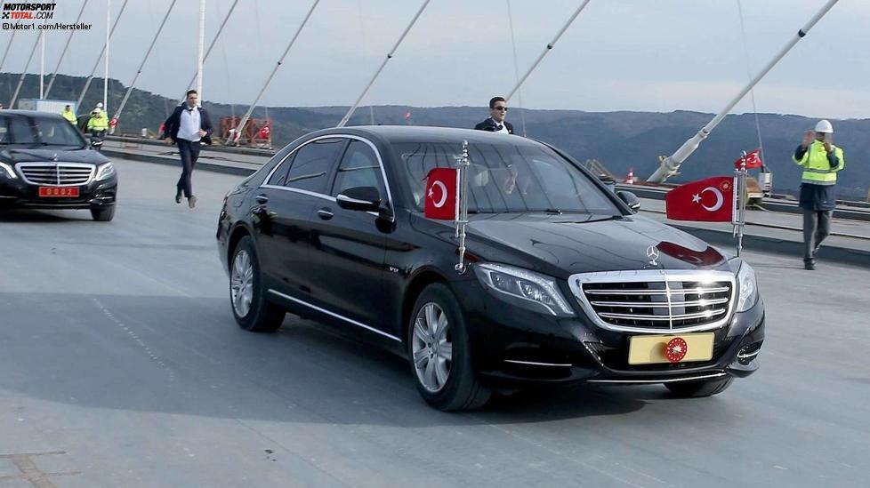 Der türkische Präsident Recep Tayyip Erdoğan wird in einem stark modifizierten Mercedes S600 transportiert. Basierend auf der Zwölfzylinder-S-Klasse mit langem Radstand verfügt das Präsidentenauto über viele sehr spezielle Merkmale. In der Karosserie zum Beispiel findet eine Art Titanlegierung Anwendung. Die Türen wurden mit 13 Zentimeter dickem Stahl verstärkt. Das Auto ist immun gegen alle Arten von schweren Geschützen und gleichzeitig kugelsicher und luftdicht – falls es zu chemischen Angriffen kommen sollte. Das Autotelefon ist direkt mit dem Satelliten Göktürk-1 verbunden. So können Erdogan und seine Leibwächter im Gefahrenfall jederzeit jede Institution kontaktieren. Verstärkt durch Stahlseile sind die Reifen des Autos quasi unzerstörbar. Selbst wenn der Gummi beschädigt ist, halten die verstärkenden Teile den modifizierten S600 in Bewegung.
Zwei weitere Merkmale, zumindest sind das alle, die der Öffentlichkeit bekannt sind, sind ein Fernlicht mit größerer Reichweite und Tränengas, das nahe der Scheinwerfer ausströmen kann. Alle diese Modifikationen haben rund eine Million türkische Lira (etwa 140.000 Euro) gekostet.