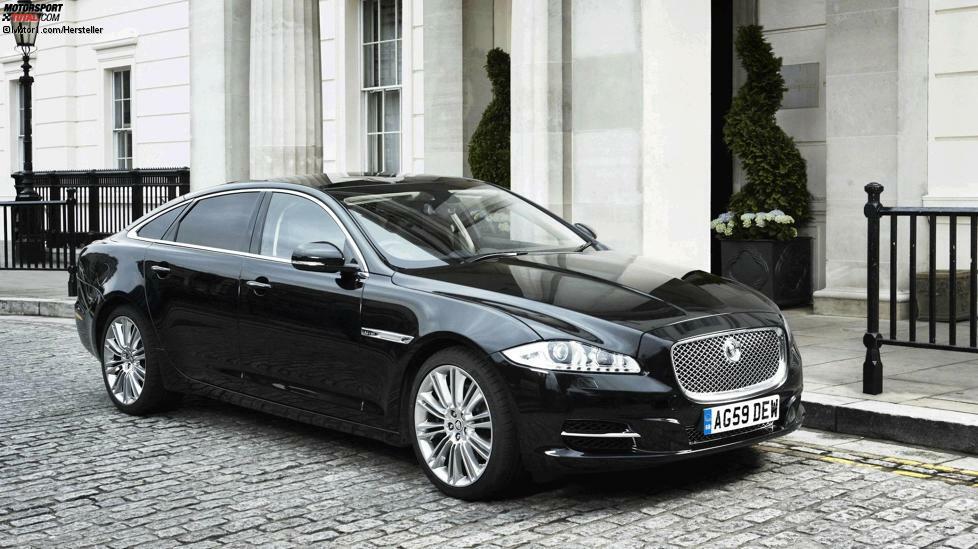 Premierministerin Theresa May nutzt eine Sonderanfertigung eines gepanzerten Jaguar XJ Sentinel. Der Jag mit langem Radstand wird in der 10 Downing Street untergebracht und gewartet. Er verfügt über einen aufgeladenen 5,0-Liter-V8-Motor mit 510 PS. Man schätzt, dass er bis zu 300.000 britische Pfund (etwa 335.000 Euro) gekostet hat. Er verfügt über diverse Sicherheitsmerkmale wie eine 13 mm dicke, explosionssichere, stahlbeschichtete Bodenwanne, eine mit Kevlar und Titan isolierte Fahrgastzelle, kugelsichere Polycarbonatfenster, Notlaufreifen und er hat Waffen für das Gegenfeuer auf Angreifer an Bord.
Der XJ ist in der Lage, einer Explosion in der Größenordnung von 15 kg TNT standzuhalten. Im Falle eines chemischen oder biologischen Angriffs ist der XJ Sentinel mit einem in sich geschlossenen Luftfiltersystem und einer Sauerstoffversorgung ausgestattet. Wenn der XJ in einer Menschenmenge gefangen ist, kann er Tränengas und andere Dispersionsmittel einsetzen. Kommunikations- und Konferenzsysteme sind natürlich auf dem neuesten Stand der Technik. Mit hochauflösenden Monitoren oder einem Nachtsichtsystem. Ach ja, das 1200 Watt Dolby 7.1 Surround Sound System von Bowers & Wilkins mit 20 Lautsprechern sollte man vielleicht auch noch erwähnen. Für den Komfort kann sich die Premierministerin in beheizbaren und klimatisierten Massagesitzen entspannen.