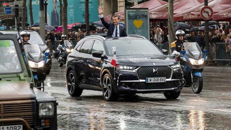 Emmanuel Macron verfügte nicht selbst die Anschaffung seines heutigen Autos. Citroens Edel-Schwester DS, stellte ihm diesen speziellen DS 7 Crossback zur Verfügung. Es handelt sich um den ersten DS 7 auf öffentlichen Straßen. Einige Besonderheiten des Mittelklasse-SUVs umfassen die spezielle blaue Lackierung, ein maßgeschneidertes Schiebedach, diverse Logos in Form der französischen Flagge, Halterungen für die französische Flagge und 20-Zoll-Räder, die mit goldenen Akzenten personalisiert wurden. Im Interieur sorgt spezielles Leder des Atelier Maury für Wohlfühlatmosphäre.
Den Präsidenten unseres Nachbarlandes sah man aber auch schon in einem blauen Peugeot 5008. Edouard Philippe, der Premierminister, ist in der Regel im neuesten Renault Espace oder einem Volkswagen Multivan unterwegs.