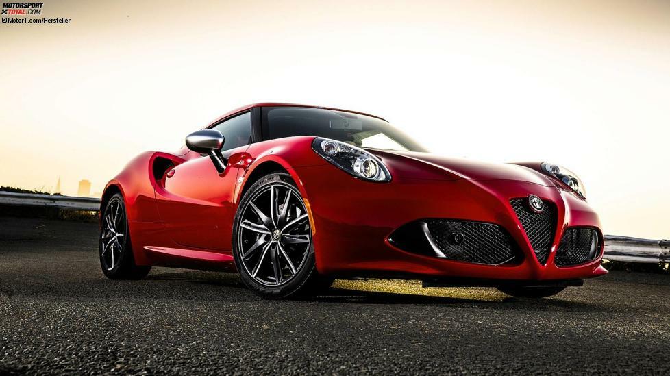 Der Fall Alfa Romeo 4C ist ziemlich seltsam.  So richtig gesagt haben die Italienier nichts zu seinem Verschwinden. Aber im Konfigurator ist er nicht mehr anwählbar. Sowohl für das Coupé wie auch für den Roadster bedeutet das wohl das Aus. Ein Nachfolger des Carbon-Sportlers ist vorerst nicht in Sicht. Hoffentlich denkt man bei Alfa nochmal darüber nach.