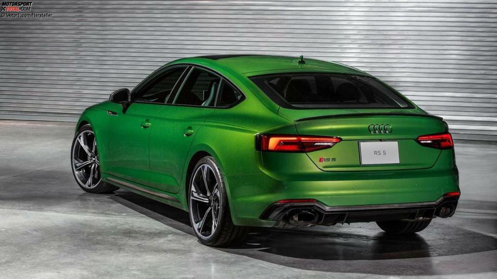 In den USA kann man ihn bereits kaufen, 2019 wird auch Europa beglückt. Der RS 5 Sportback hat wie das Coupé den 450 PS starken 2,9-Liter-Biturbo-V6 unter der Haube, bietet aber mehr Platz für die Fondinsassen.
Hinzu kommen das achtstufige tiptronic-Automatikgetriebe und der Allradantrieb quattro.