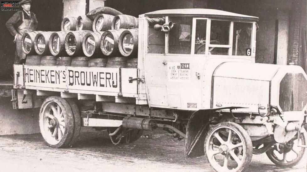 Heineken: Beginnen wir im Nordwesten Europas. Bevor die Autos auf den Straßen von Amsterdam ankamen, wurde das Bier (das in einigen Ländern in größeren Mengen konsumiert wurde als Wasser) in Pferdewagen transportiert. Um 1900 kaufte die Brauerei Heineken ihr erstes Kraftfahrzeug und verabschiedete sich zumindest teilweise von Zugtieren.