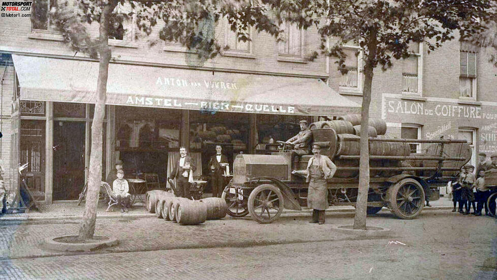 Amstel: 1907 stellte Logistik-Chef Chris van Eijk in Holland den ersten Amstel-Laster (einen Daimler 22 PK) vor das Café Anton van Vuuren im Herzen von Amsterdam, um allen die Modernität seines Unternehmens vorzuführen. Das Auto galt damals als Sensation. Es erleichterte nicht nur die Arbeit, es zeigte auch den Wohlstand seiner Besitzer.
